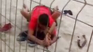 پیارا نوجوان ہیڈ فون ...