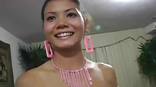 سفید جرابیں پہننے وا ...