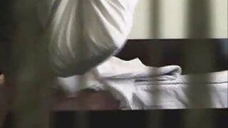 بڑی چھاتی کے ساتھ کو ...